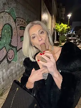 HOTLadyluna Show in webcam