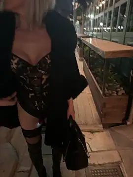 HOTLadyluna Pertunjukan Webcam