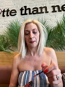 HOTLadyluna Show in webcam