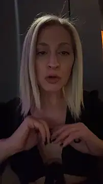 HOTLadyluna Pertunjukan Webcam