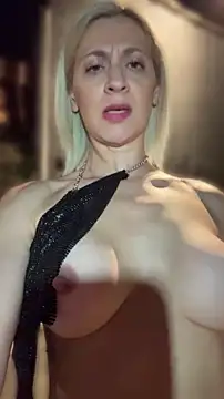 HOTLadyluna Pertunjukan Webcam