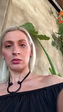 HOTLadyluna Pertunjukan Webcam