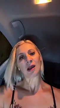 HOTLadyluna's Live Chat Room