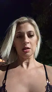 HOTLadyluna Pertunjukan Webcam