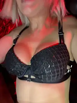 HOTLadyluna: διαδικτυακό σόου στην κάμερα