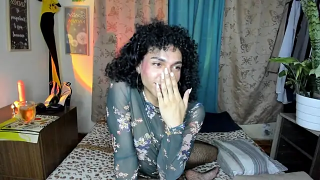 Angel_White25: διαδικτυακό σόου στην κάμερα