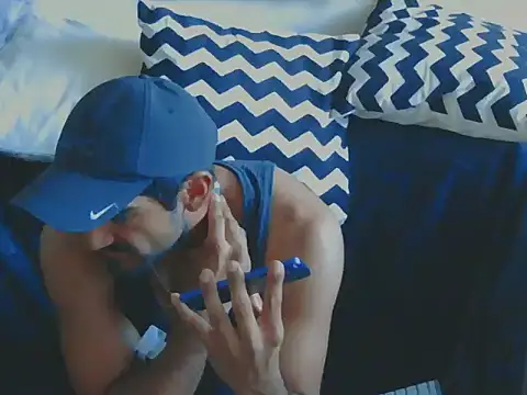 piggylatino: διαδικτυακό σόου στην κάμερα