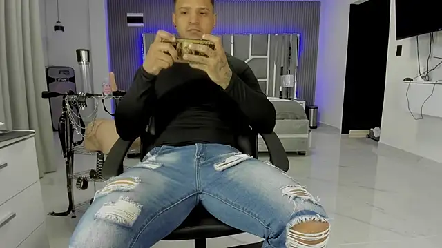 master_leather: διαδικτυακό σόου στην κάμερα