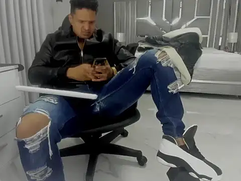 master_leather Show in webcam