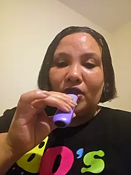 Curvy-Nthabi_X – Naživo chatovacia miestnosť
