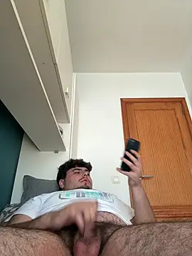 Yannick04: διαδικτυακό σόου στην κάμερα