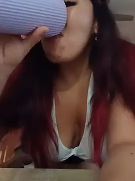 LatinaCalienteMilf Show in webcam