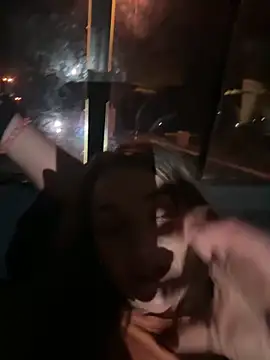 miatate: διαδικτυακό σόου στην κάμερα