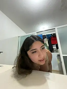Monica17 Show in webcam