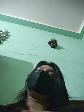 Disha_Nur0: διαδικτυακό σόου στην κάμερα