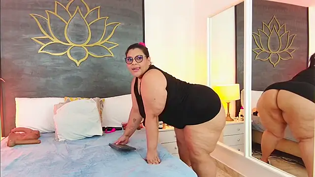 SelennaCooper: διαδικτυακό σόου στην κάμερα