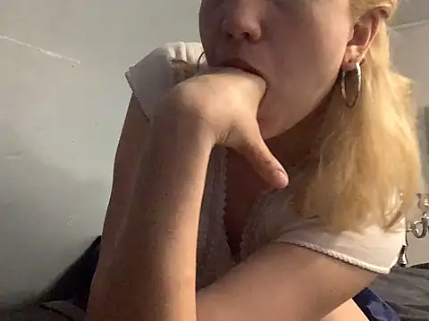 Pokazy przed kamerką – chaton_blanche