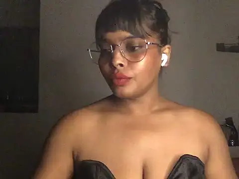 raveena_hot élő XXX-chatje