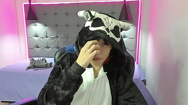 Sylasfrost: διαδικτυακό σόου στην κάμερα