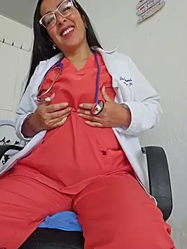 Show modela JustSamantha_ na web-kameri