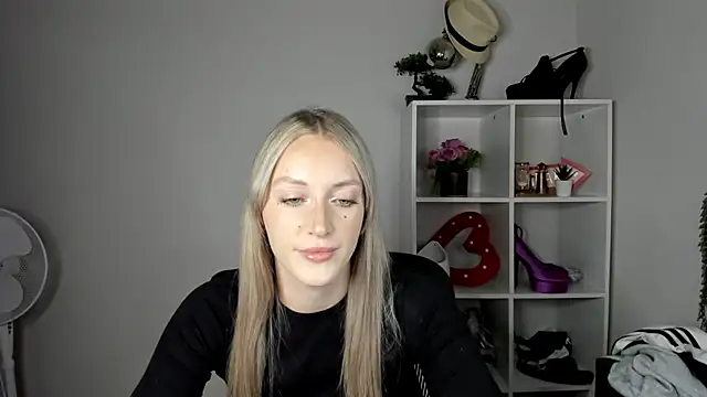 EvelynBlond's Live XXX Chat