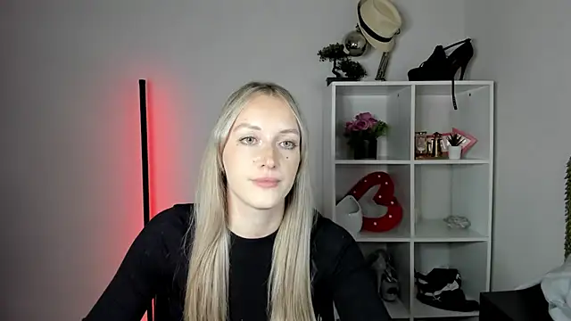 EvelynBlond's Live XXX Chat