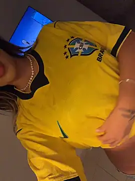 saliha_pinky_ Show in webcam