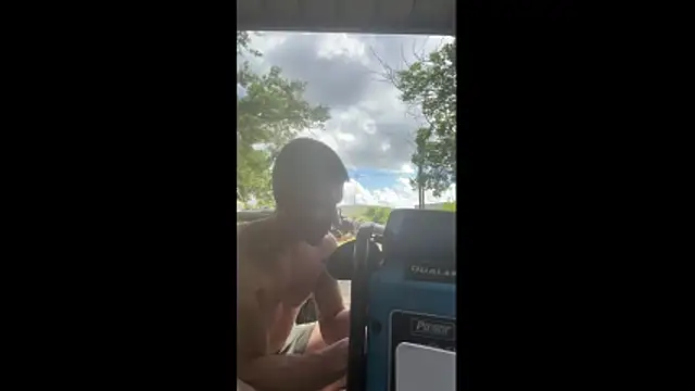 JockNThirsty: διαδικτυακό σόου στην κάμερα