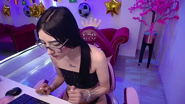 Emily_andrews Live XXX-Chat