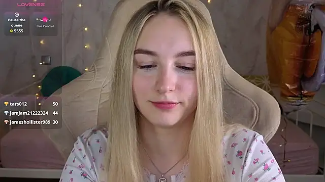 הופעת וובקאם של Shy_Polly