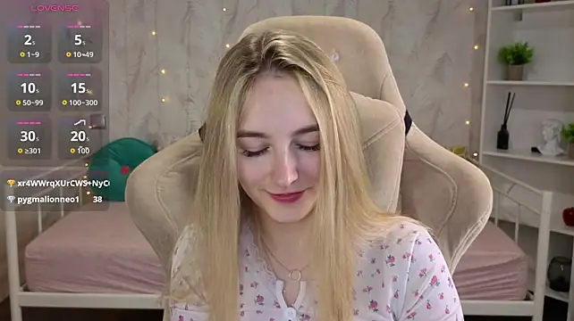 Shy_Polly Show in webcam