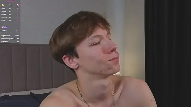 cuMte_boy: διαδικτυακό σόου στην κάμερα