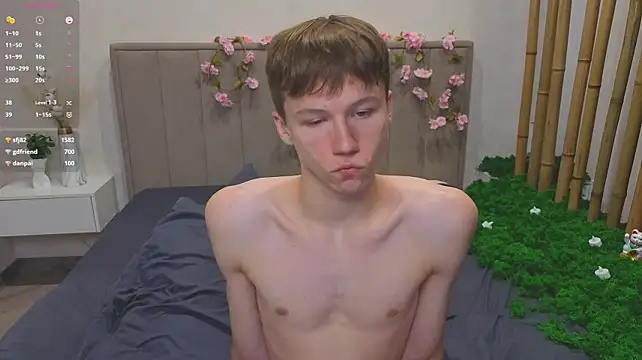 cuMte_boy webcam show