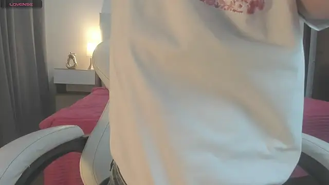 mask_red_girl's Webcam Show