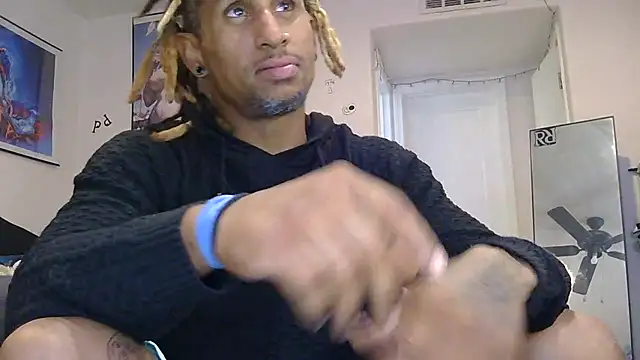 TheRealMrDLlong Show in webcam