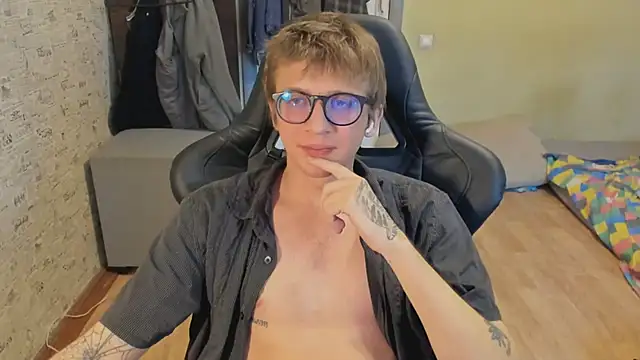 Show modela themortydaglish na web-kameri