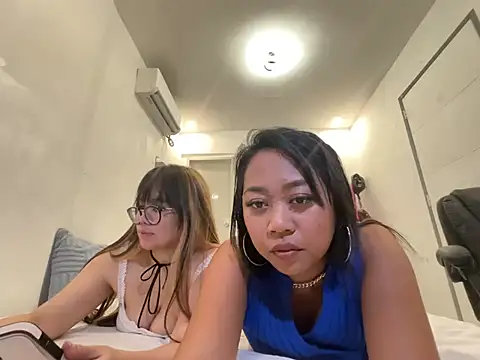 Juliet_official_pro: διαδικτυακό σόου στην κάμερα