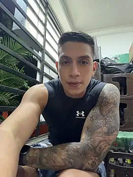 OliverWest04 Show in webcam