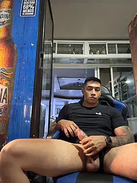 OliverWest04 Show in webcam