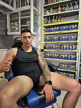 OliverWest04 Show in webcam