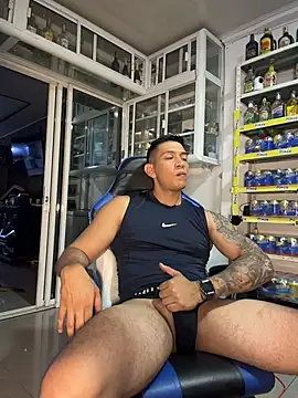 OliverWest04: διαδικτυακό σόου στην κάμερα