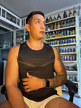 OliverWest04 Show in webcam