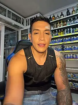 OliverWest04 Show in webcam