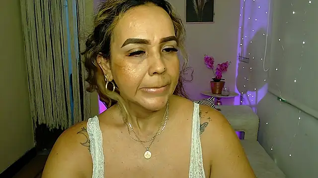 Chat +18 de Aunty_milf ao vivo