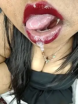 Curvy_Poojan Webbikameraesitys