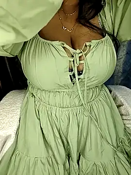 Show modela Curvy_Pooja na web-kameri