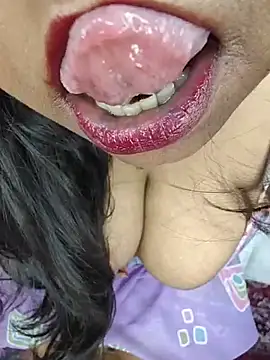 Chat +18 de Curvy_Pooja ao vivo