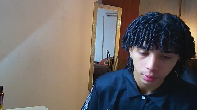 Show modela kim_curlyy na web-kameri