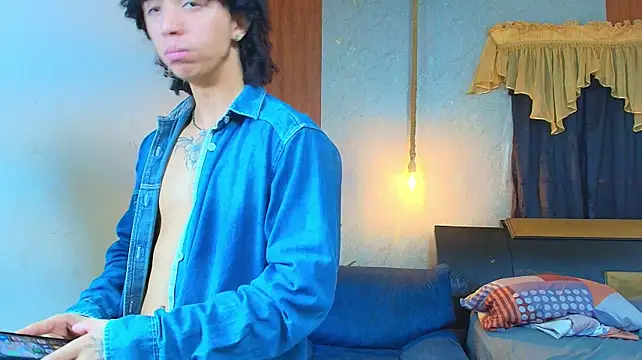 Show modela kim_curlyy na web-kameri
