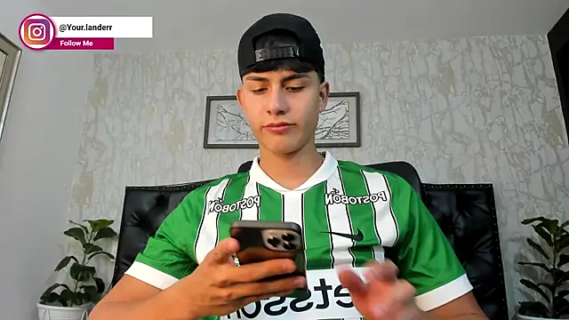 Lander_Cruz Show in webcam